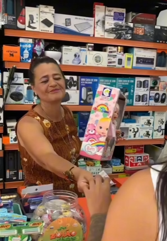 D2000006 Menina m1mada faz birra na mãe porque queria brinquedos novos part2
