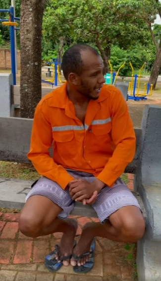 D2100007 Homem fica milionário e compra uma casa para sua mãe, que foi muito humilhada. part2