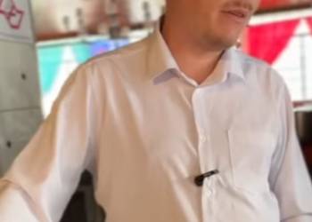 D0100001 Ele tratou mal a garçonete sem saber que ela era na verdade sua chefe part2