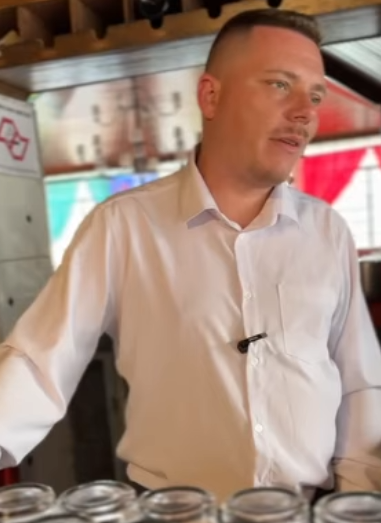 D0100001 Ele tratou mal a garçonete sem saber que ela era na verdade sua chefe part2