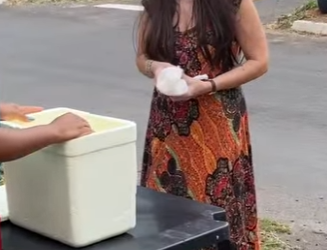 D2100005 Vendedora ambulante ganhou uma grande recompensa, por ser honesta part2