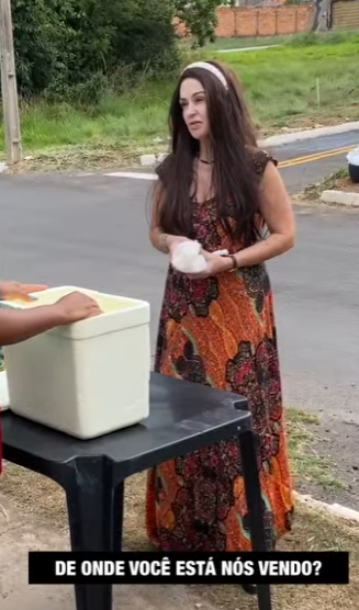 D2100005 Vendedora ambulante ganhou uma grande recompensa, por ser honesta part2