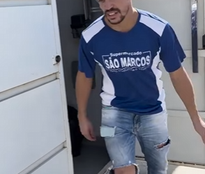 D2100002 Ela fez de tudo para chamar atenção part2