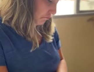 D2100002 Mãe negligencia ações do filho por estar no celular, ignorando as consequências part2