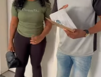 D2100007 Mulher sem saber estava devolvendo o que achou, para a dona da empresa onde tinha acabado de deixa u part2