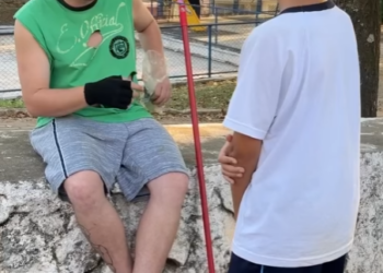 D0100005 Mãe deixa seu filho mimado com morador de rua para lhe dar uma lição part2