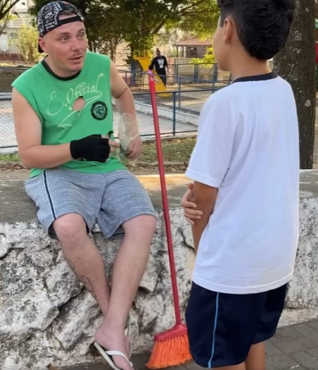 D0100005 Mãe deixa seu filho mimado com morador de rua para lhe dar uma lição part2