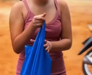 D1800001 Você está me ajudaria uma criança igual essa part2