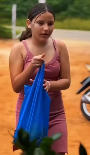 D1800001 Você está me ajudaria uma criança igual essa part2
