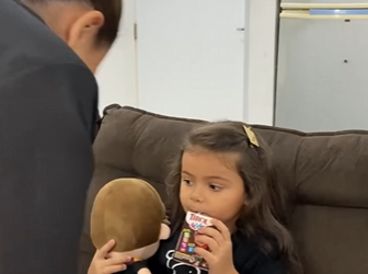 D2000002 Feito Empregada levava filha escondida para o trabalho até que isso aconteceu part2